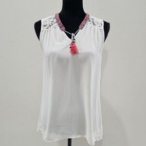Signature Studio White Sleeveless Embellished Blouse